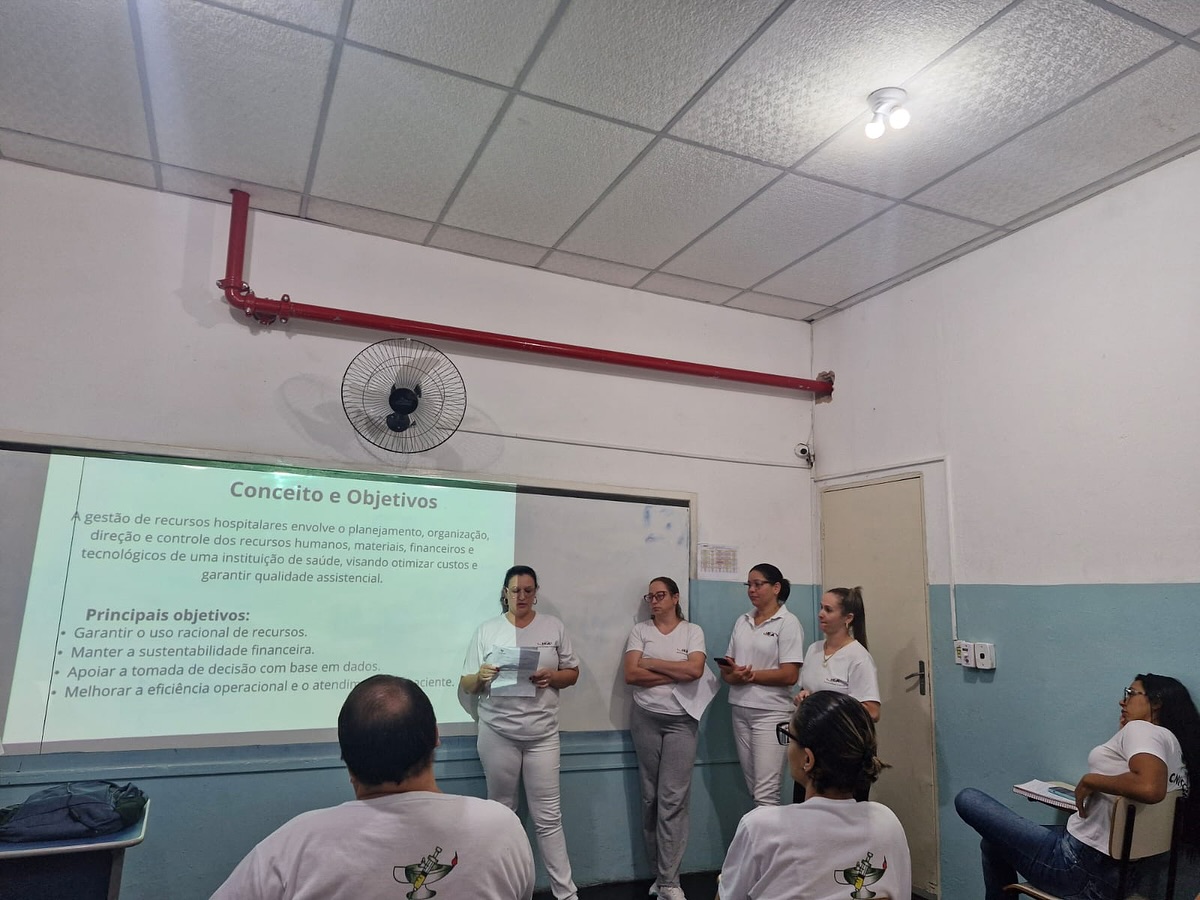 Alunos do IEA Araçatuba em aula prática de enfermagem